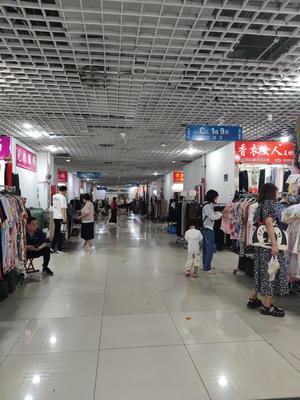 到点就关门!即墨区多人被困服装批发市场长达半小时,好不容易回来的人流量要被整没了?